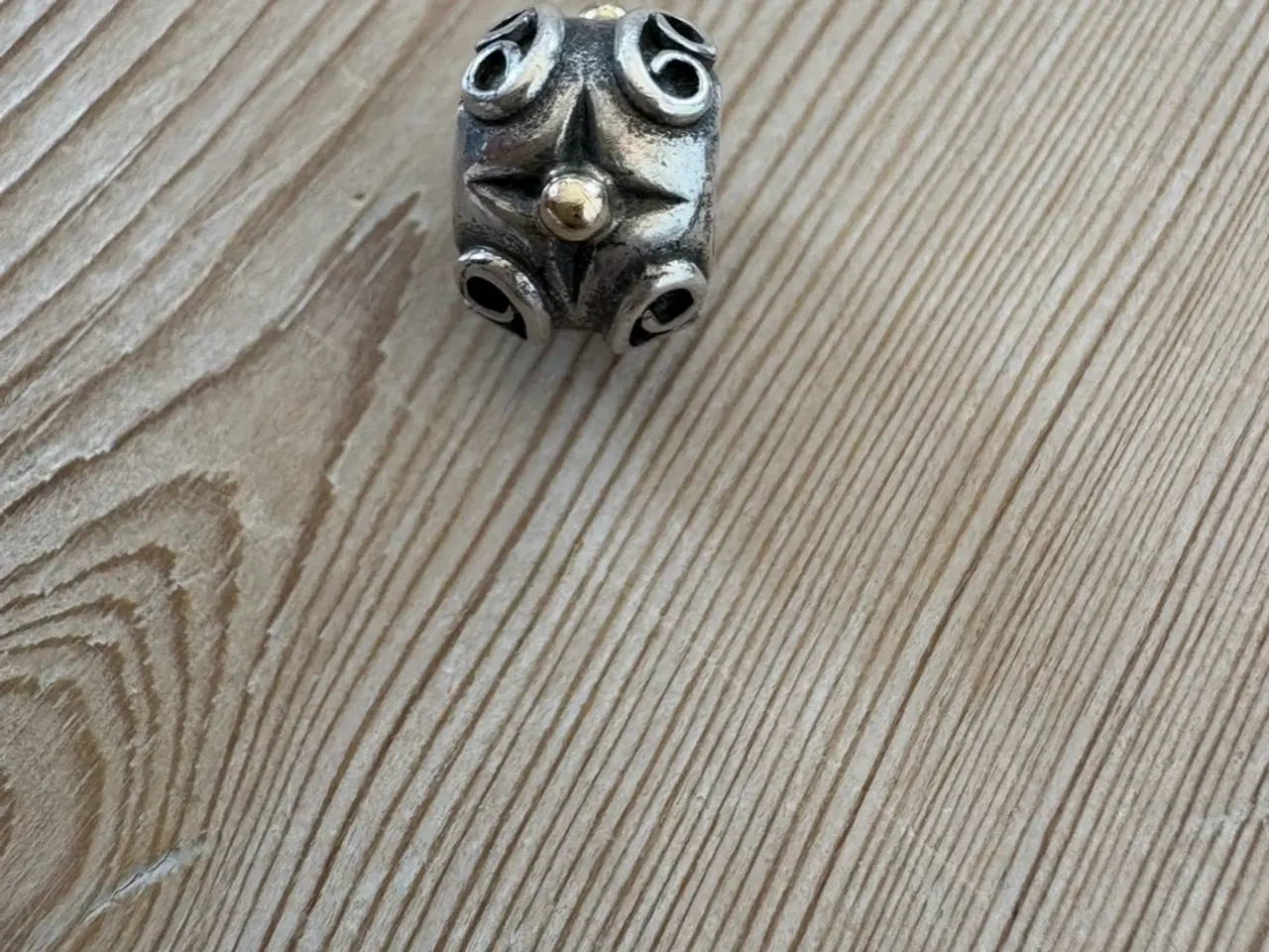 Billede 1 - Charms i 925. Med 14 kt guldknapper 