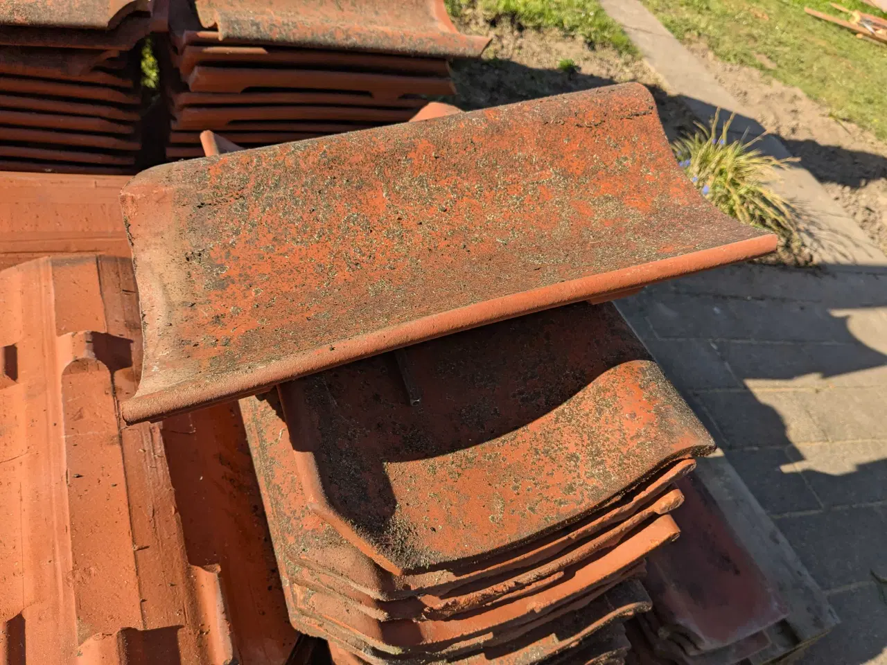 Billede 2 - Ca 170 stk tagsten fra Højslev Tegl. 