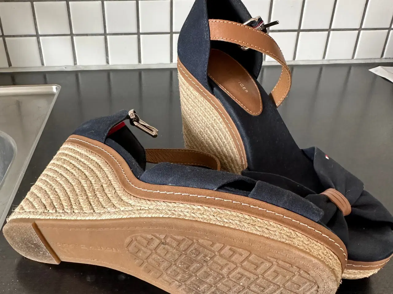 Billede 2 - Tommy Hilfiger Sandal sælges