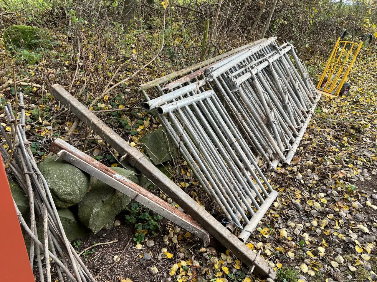 Billede 7 - Div staldinventar/fanggitre til løsdriftstald