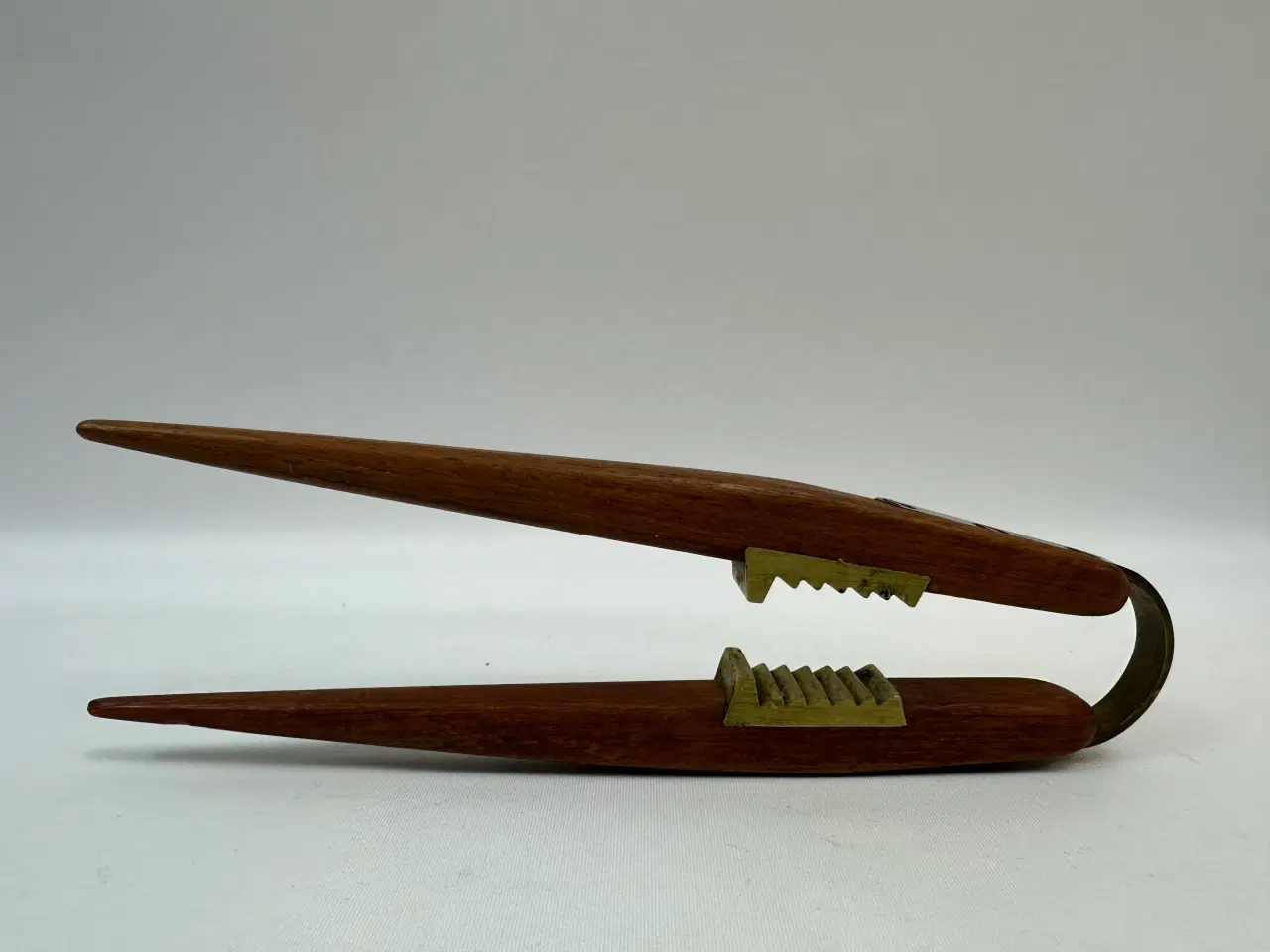 Billede 8 - Retro nøddeknækker i teak og messing