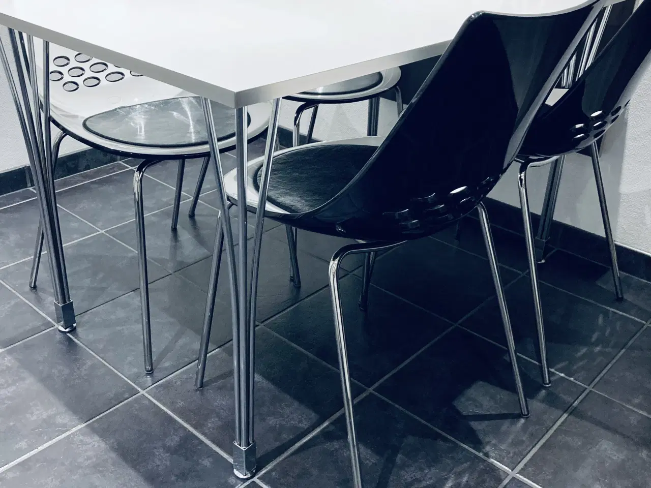 Billede 7 - Flot hvid køkkenbord med 4 stole