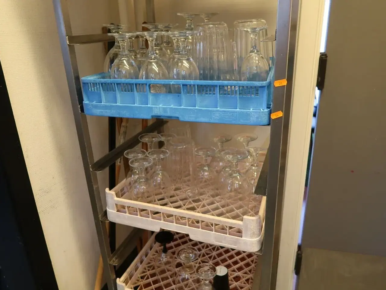 Billede 3 - Stikvogn med div. Opvaskebakker med glas m.m.