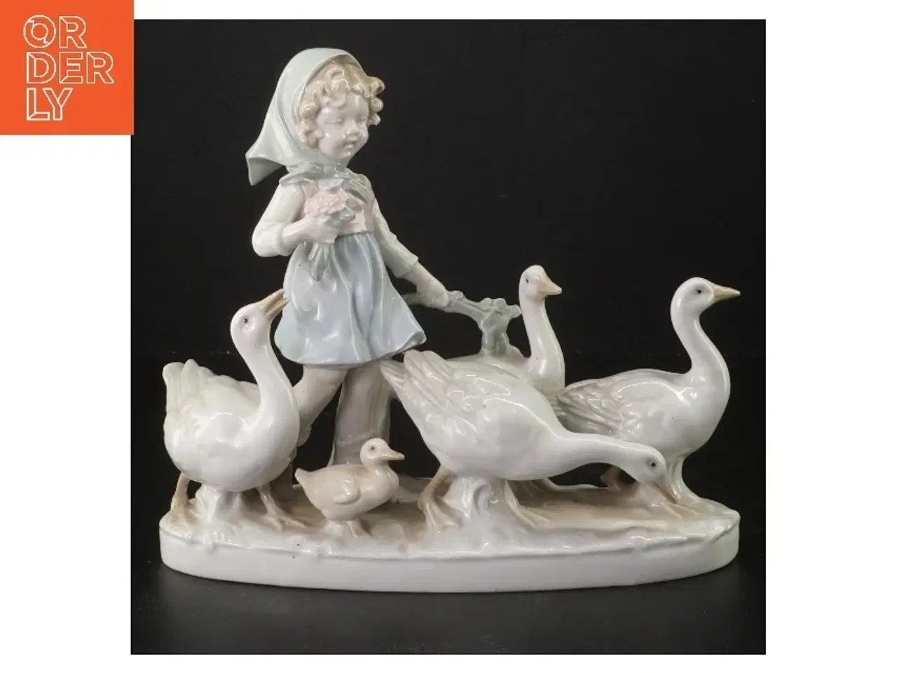 Billede 1 - Porcelænsfigur af pige med ænder (str. 22x20 cm)