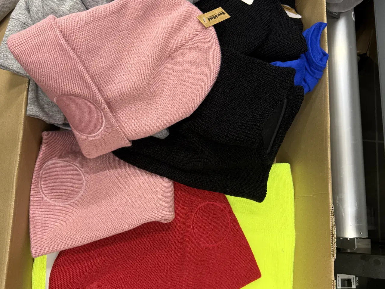 Billede 1 - Hue med navn eller logo