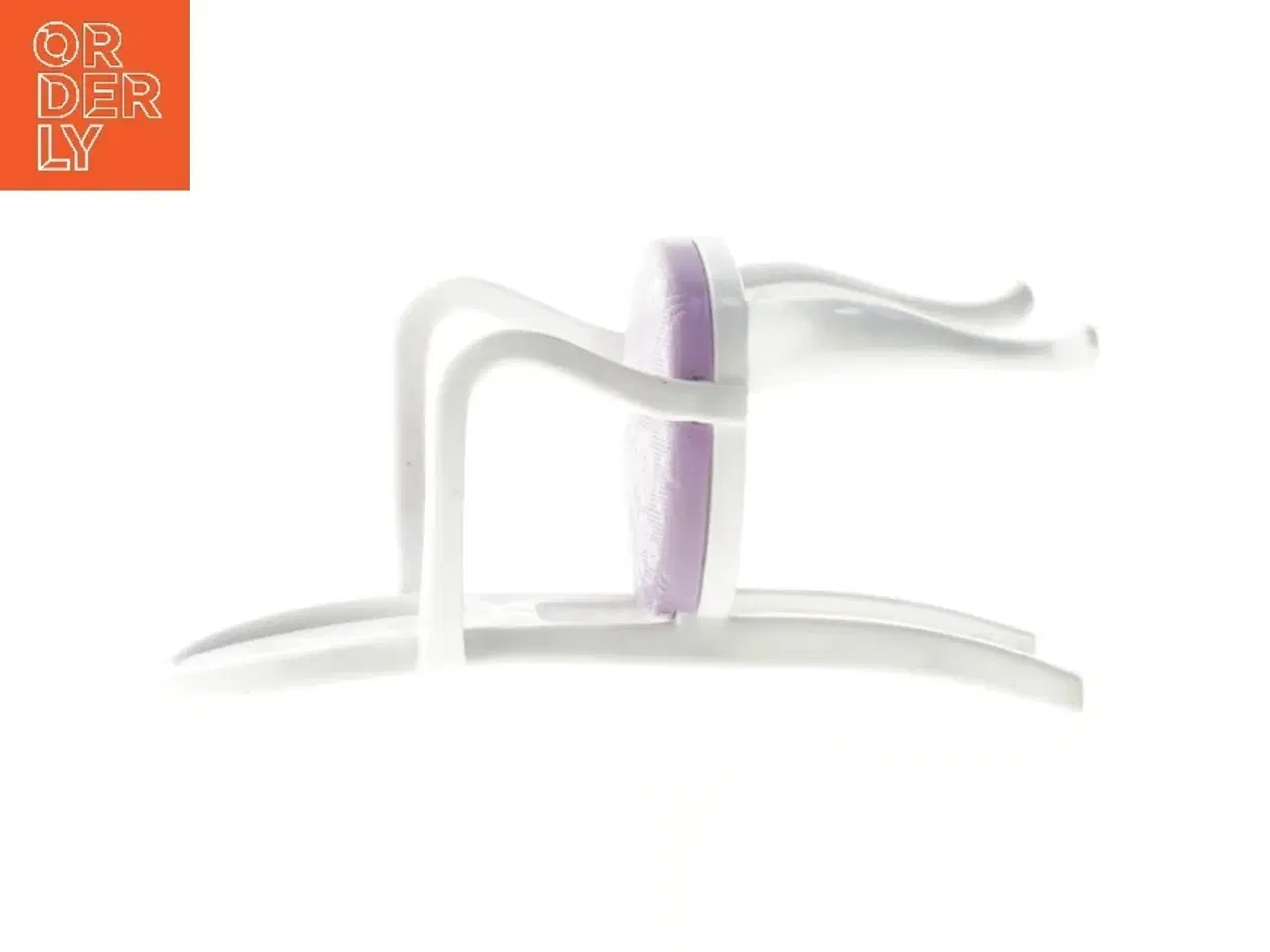 Billede 3 - Plastikstol til dukkehus (str. Højde 14 cm)