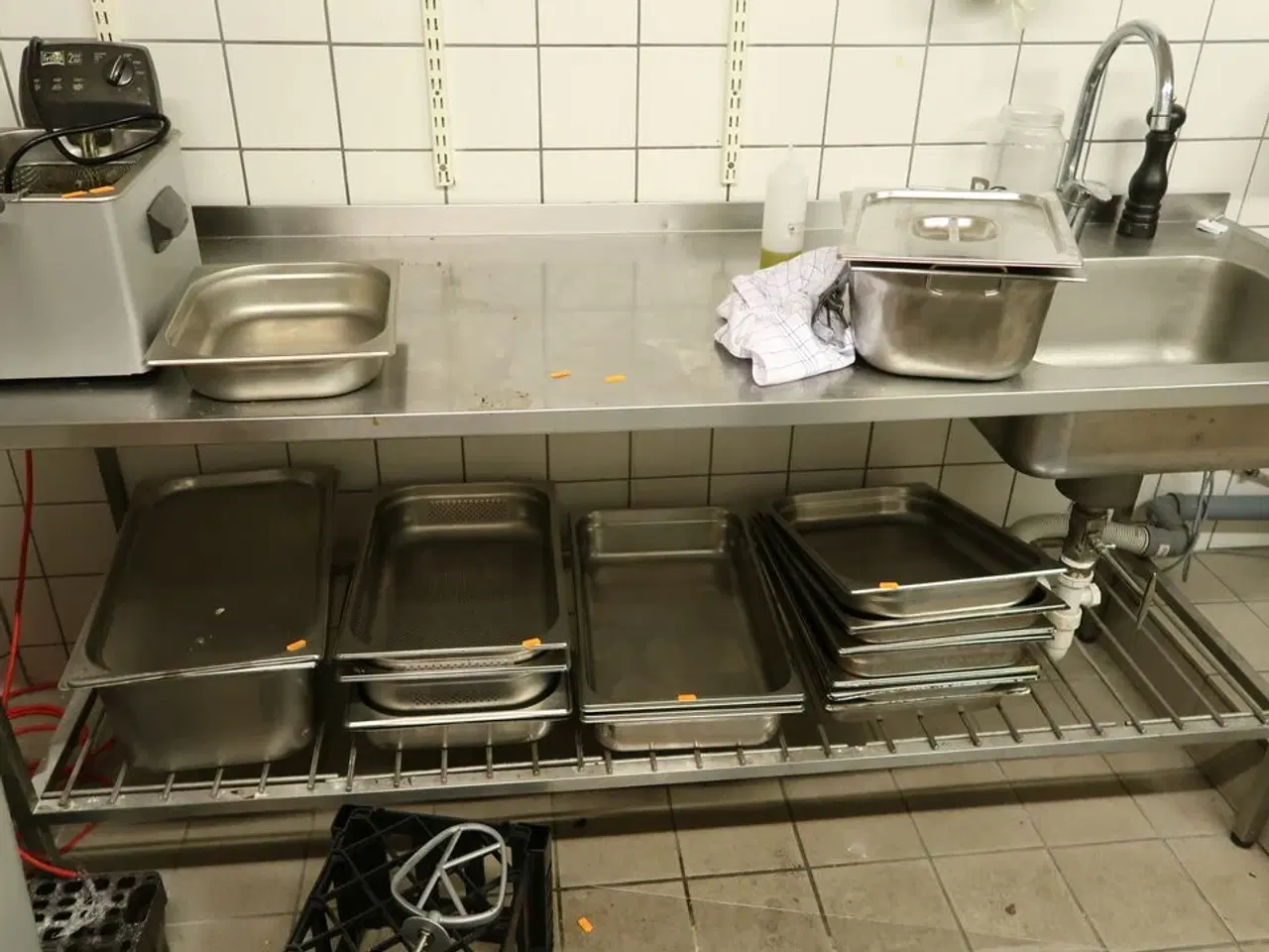 Billede 1 - Rustfri stålbord uden indhold med vask og armatur