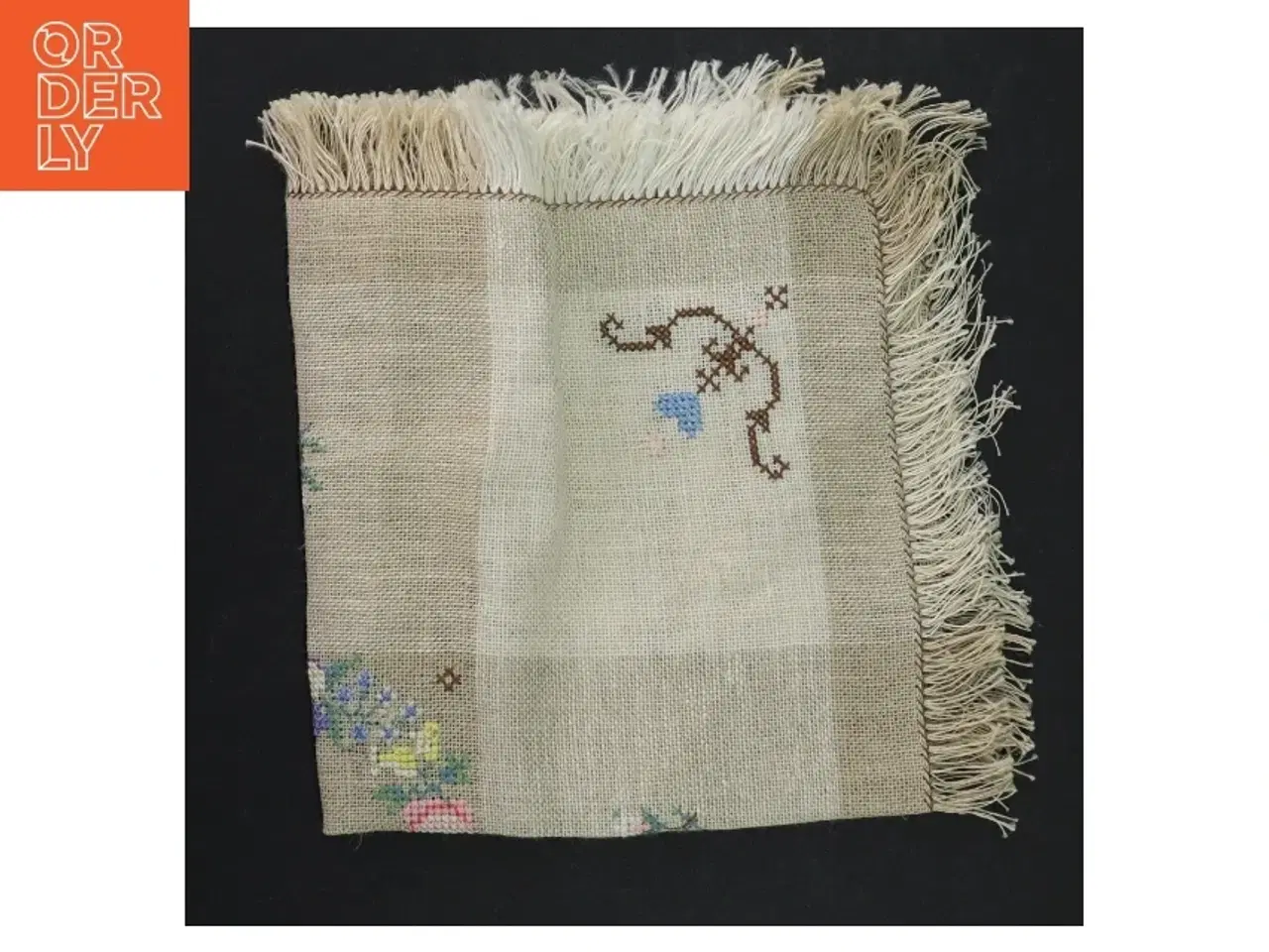 Billede 1 - Broderet lille dug (str. 36 x 36 cm)