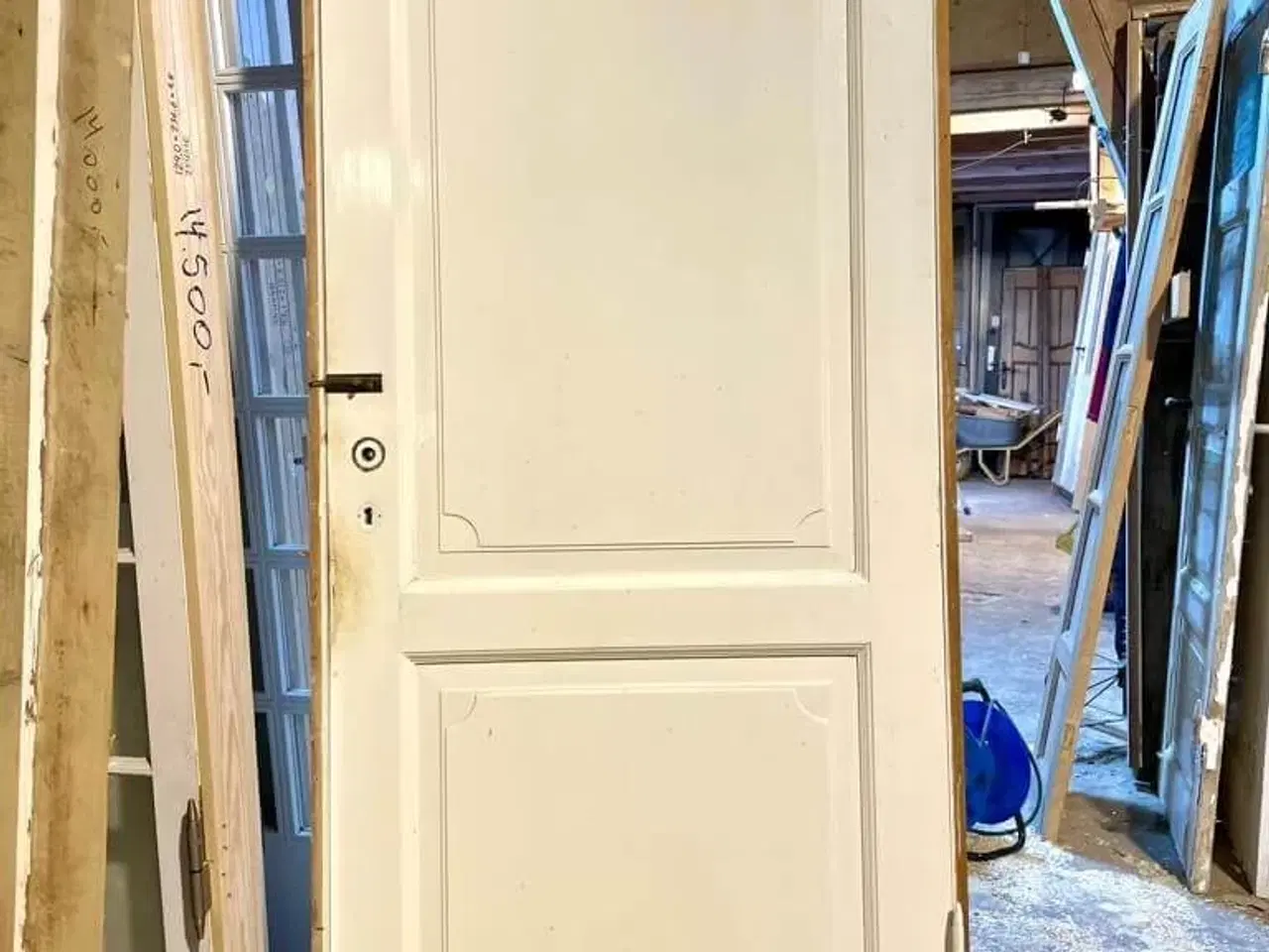 Billede 1 - Fin, højrehængt fyldningsdør m. karm