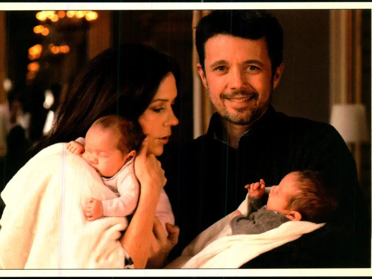 Billede 1 - Kronprins Frederik og Kronprinsesse Mary med tvillingerne på Amalienborg - Trojaborg Roy 25 - Ubrugt