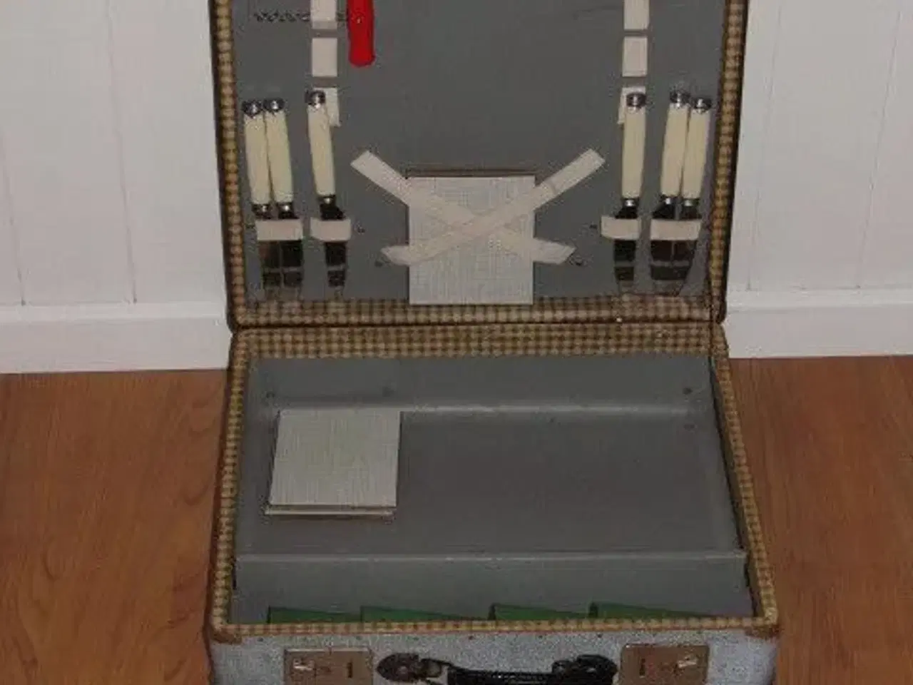 Billede 2 - Fed gammel vintage picnic kuffert med indhold
