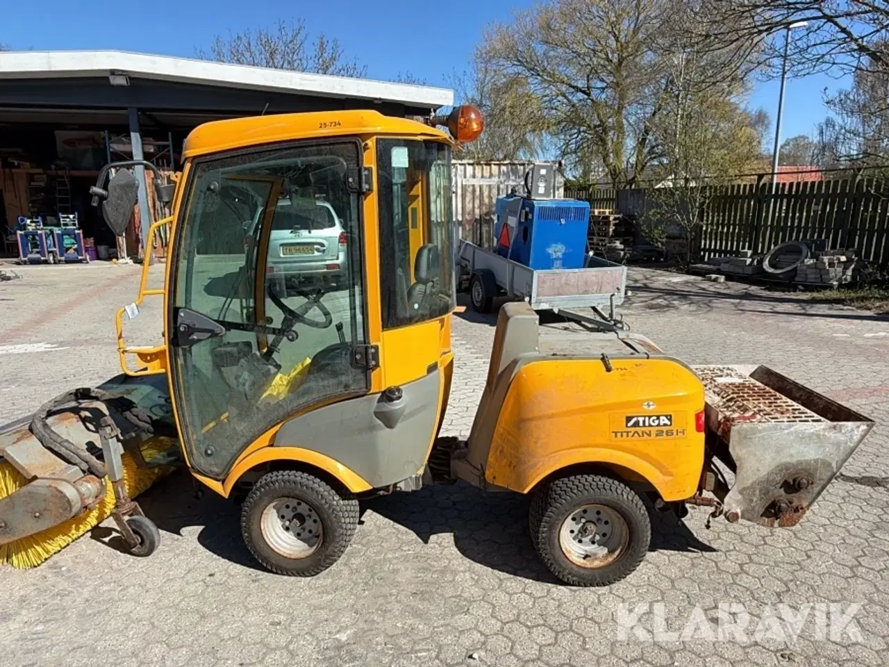 Billede 4 - Redskabsbærer Stiga Titan 26H med kost saltudlægger og klippebord