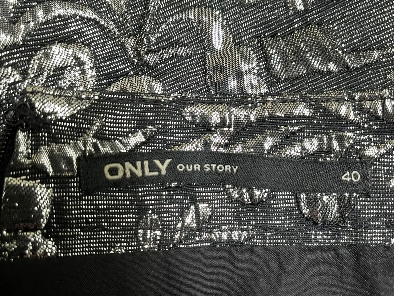 Billede 3 - Sort/sølv nederdel til din næste fest