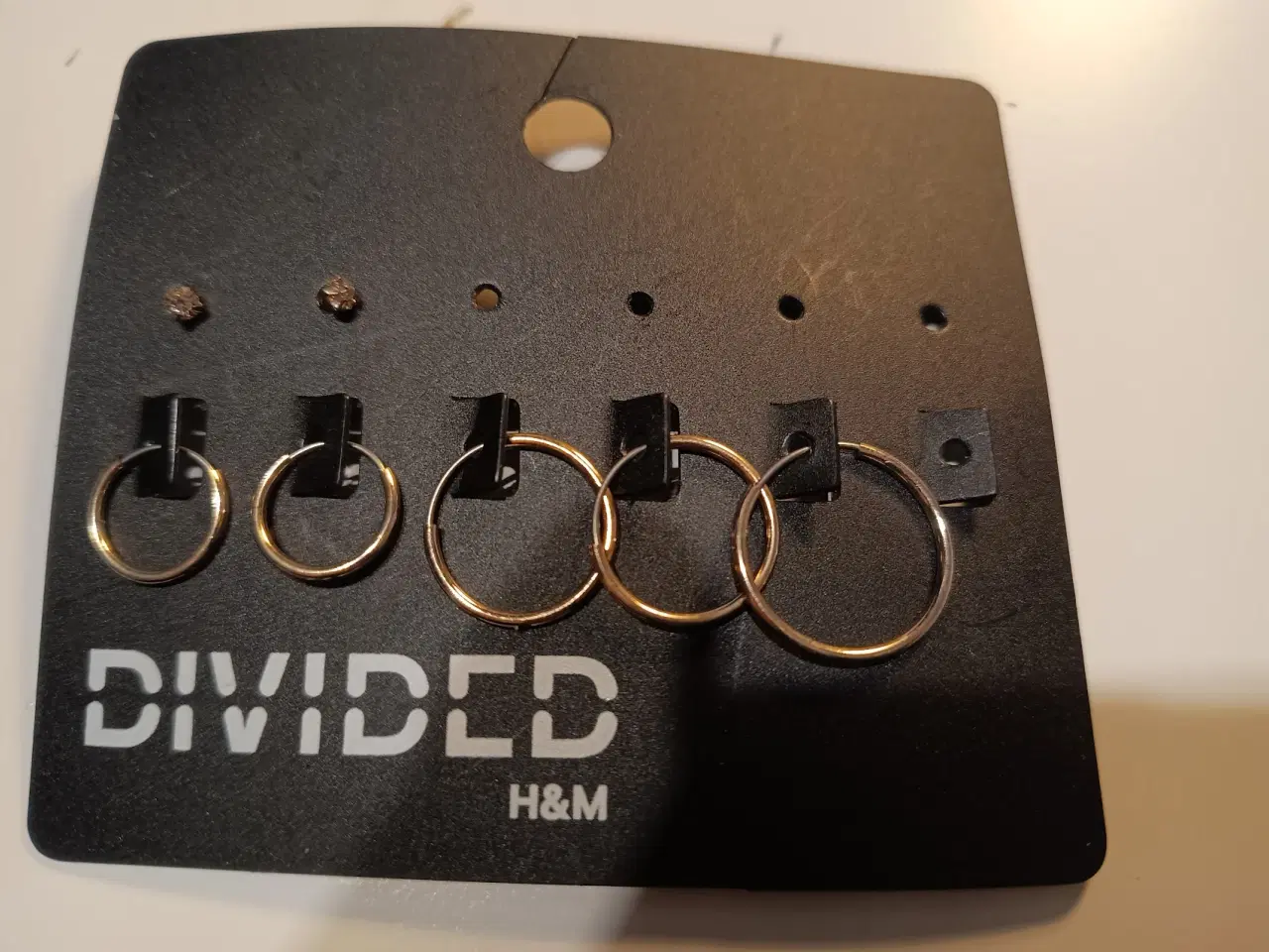 Billede 16 - Plastboks med diverse smykker fra Simili & Pilgrim