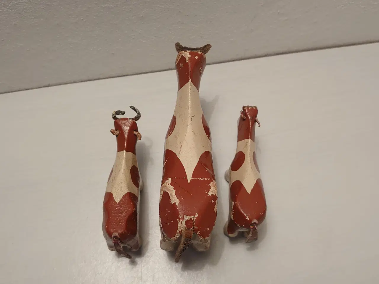 Billede 5 - Fængselslegetøj:3stk brunbrogede køer.Største L 13