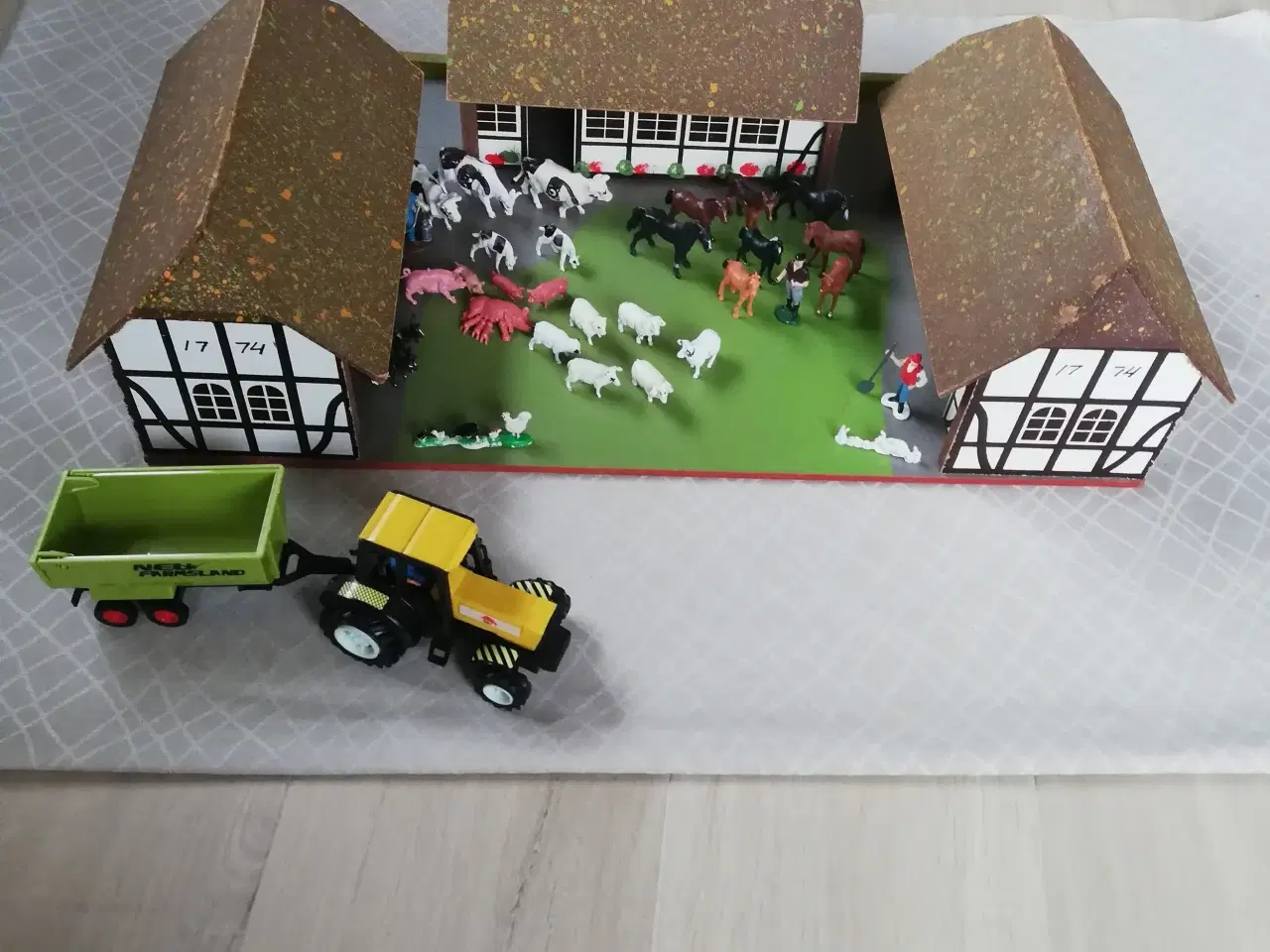 Billede 1 - Bondegård med dyr og traktor