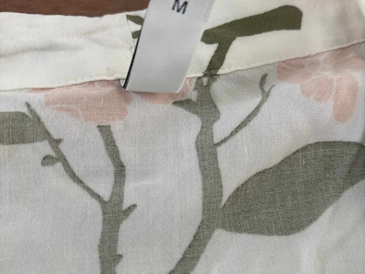 Billede 3 - Bluse hvid med mønster, str m