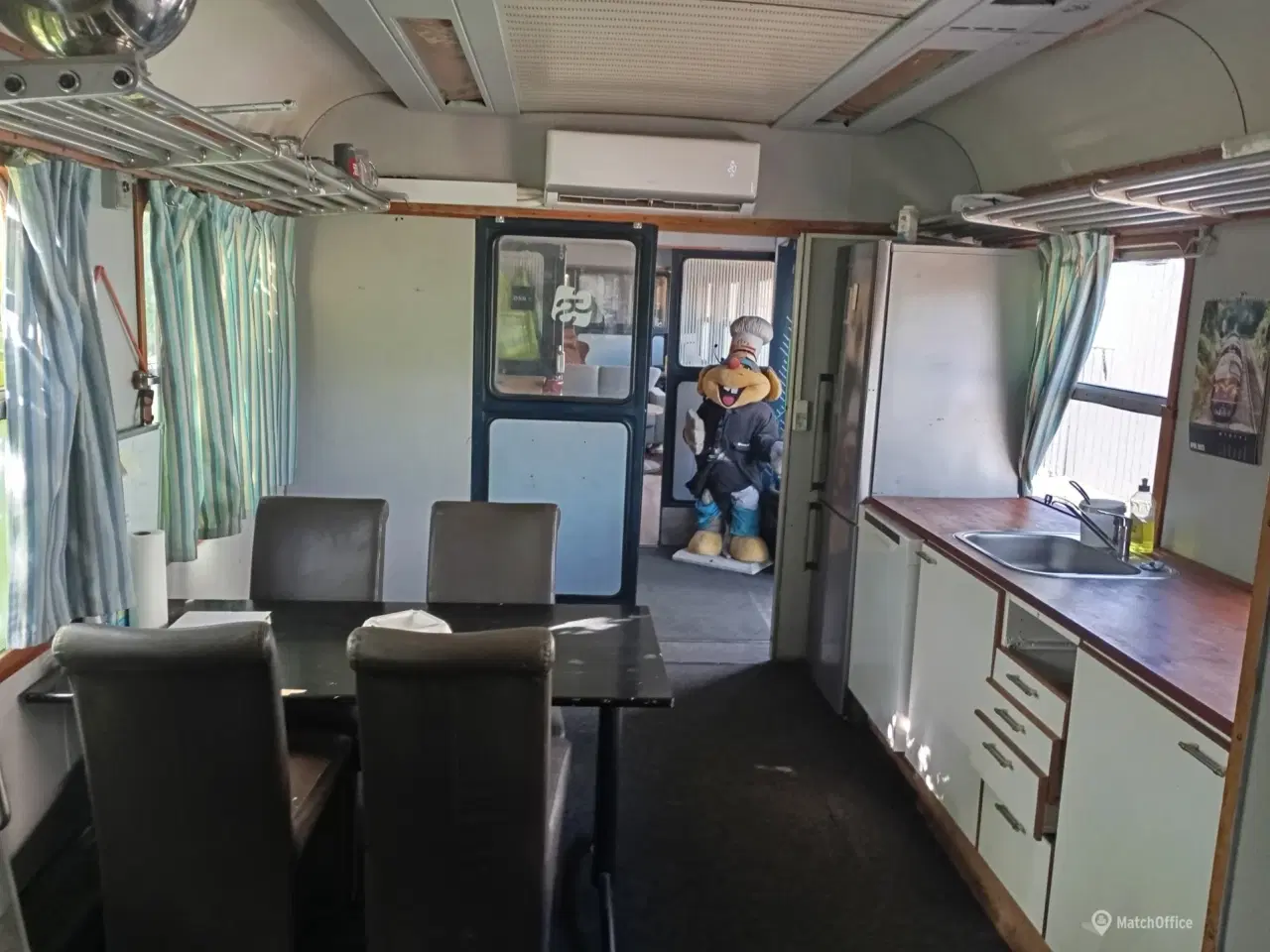 Billede 1 - Unikt værksted med lastbil grav. Tidligere lejer drev smede firma på adressen stbil grav. 100 m2 kontor grund ca 3000 m2.til leje på Jens Holms Vej 37.