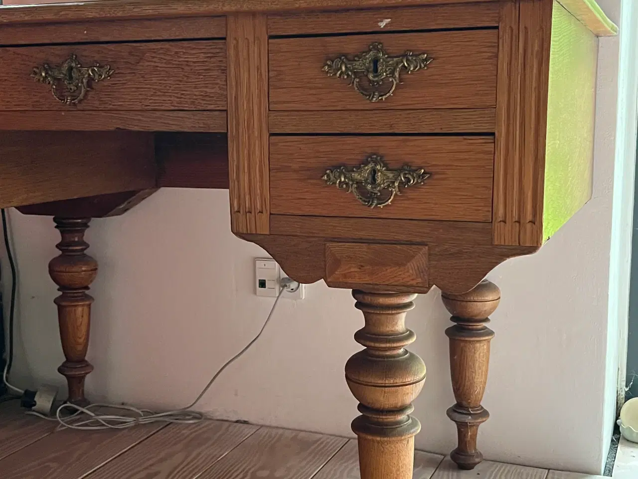Billede 2 - Flot gammelt skrivebord, 5 skuffer