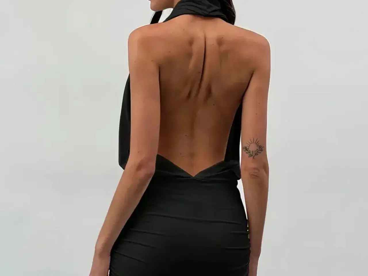 Billede 2 - Lårkort kjole med bar ryg