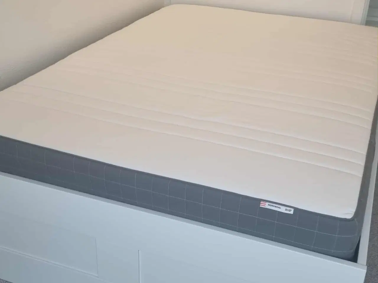 Billede 1 - Sengestel + madras 140 x 200 cm