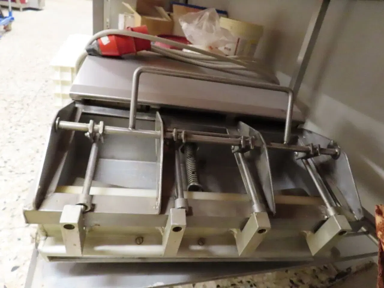 Billede 13 - Arbejdsbord med indhold