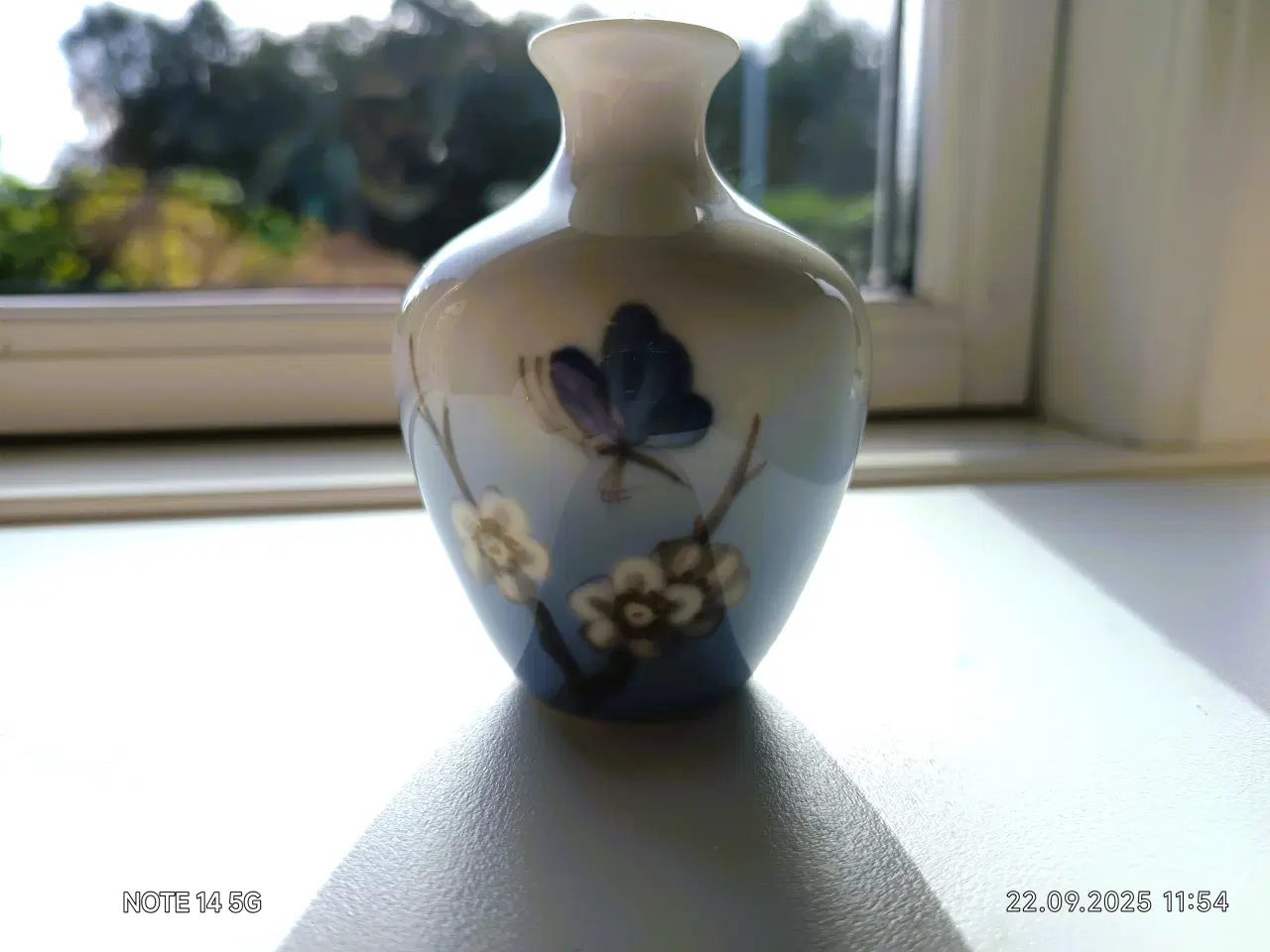 Billede 3 - 2301-395 Kgl. Vase med frugtblomst og sommerfugl,