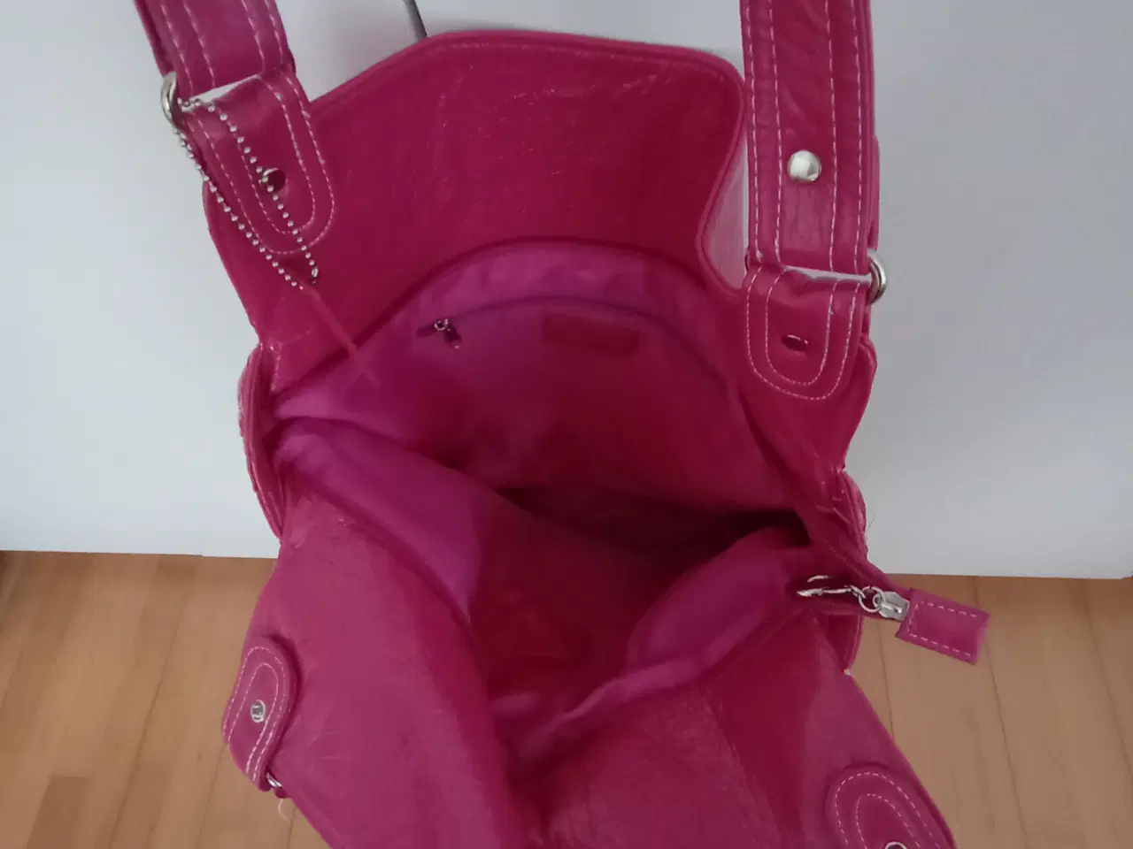 Billede 2 - Pink skuldertaske med lommer.