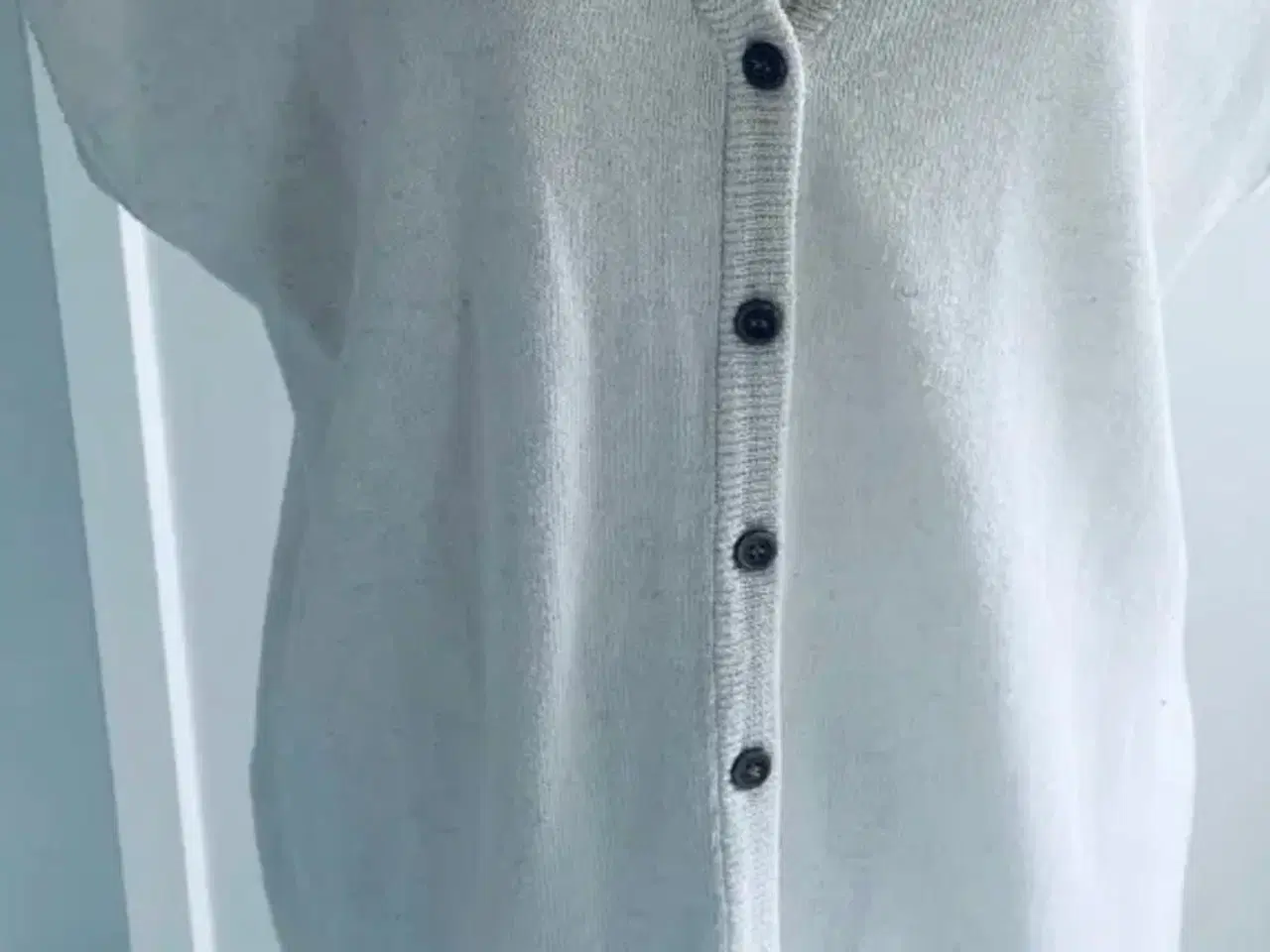 Billede 6 - Vest i hvid med knapper strik