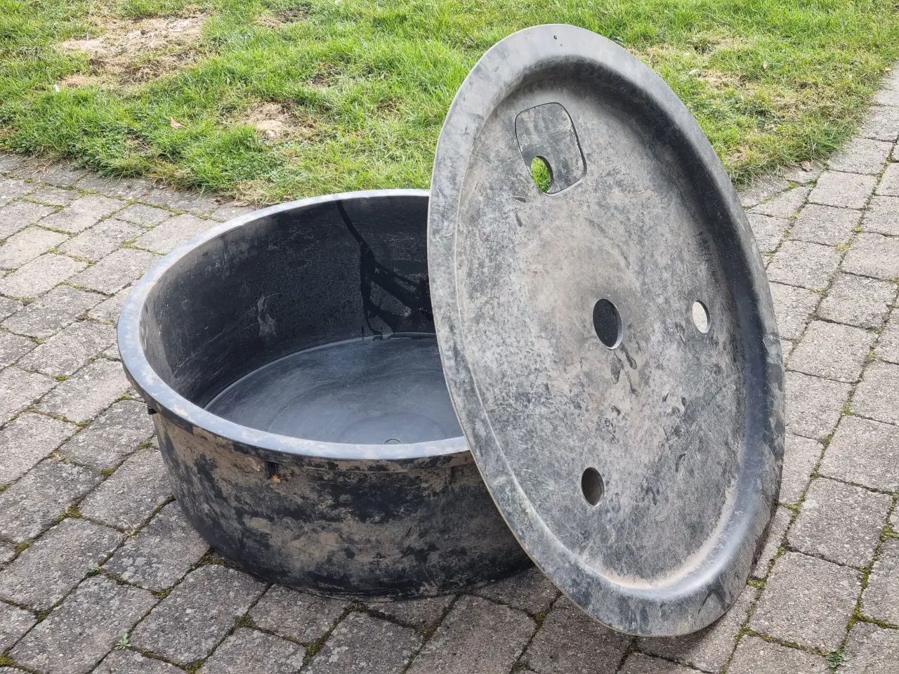 Billede 1 - Balje med glasfiberlåg til vandsten i haven