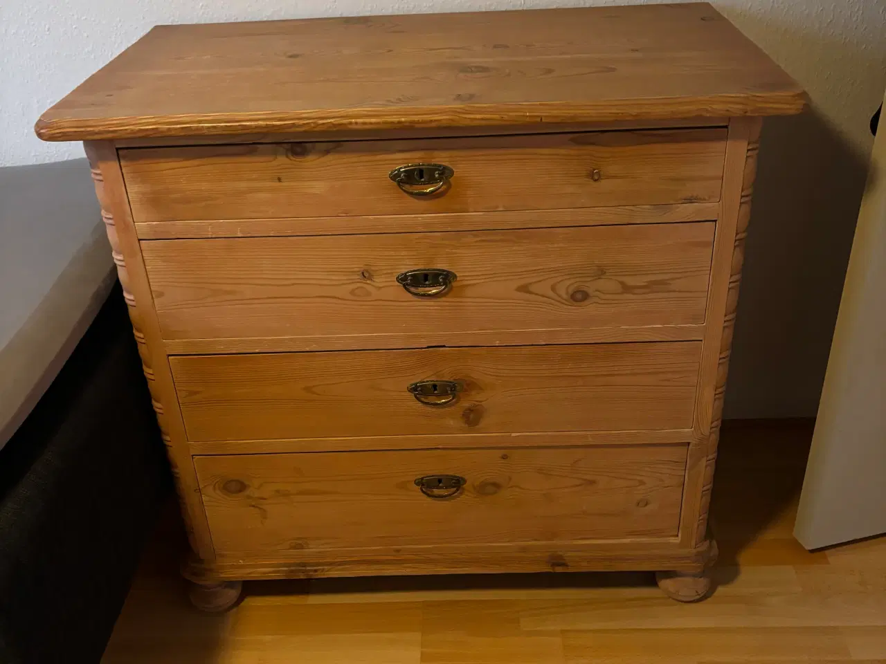 Billede 1 - Gammel afsyret kommode med 4 skuffer og kuglefødde