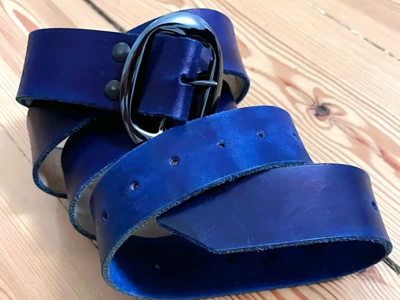 Billede 1 - Livrem / bælte i smuk blå farve. Mange huller.