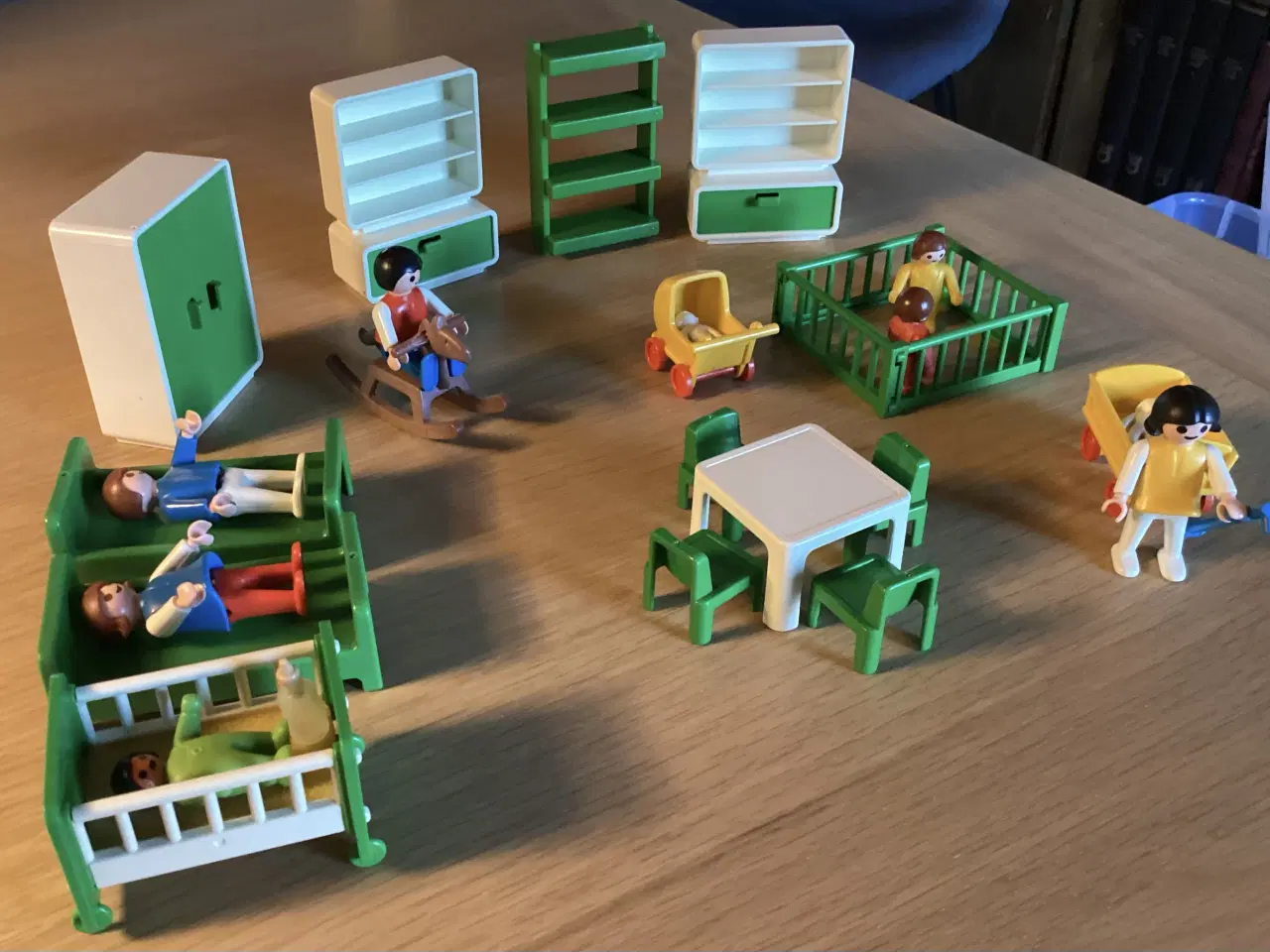 Billede 2 - Playmobil - Dukkehusmøbler og dukker. I alt