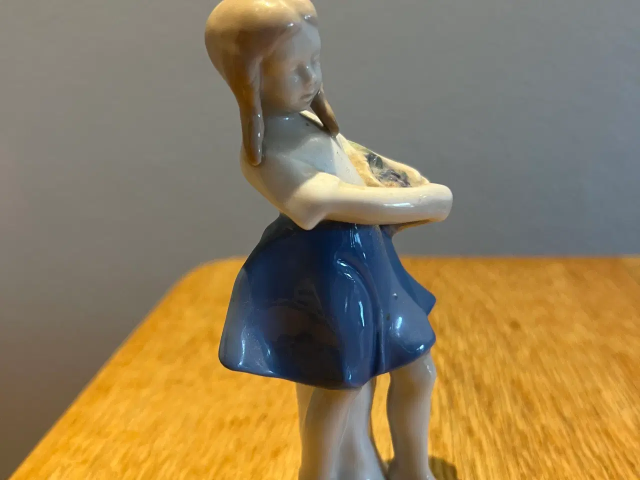 Billede 4 - Porcelænsfigur pige med blomster