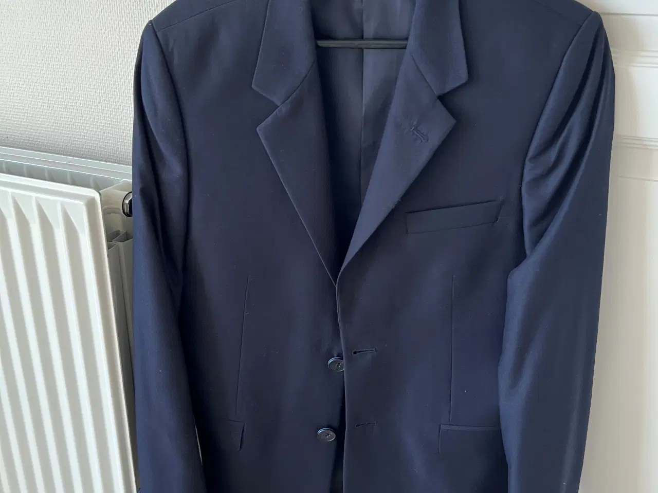Billede 1 - Blazer (blå), 2 stk. hvide skjorter, butterfly