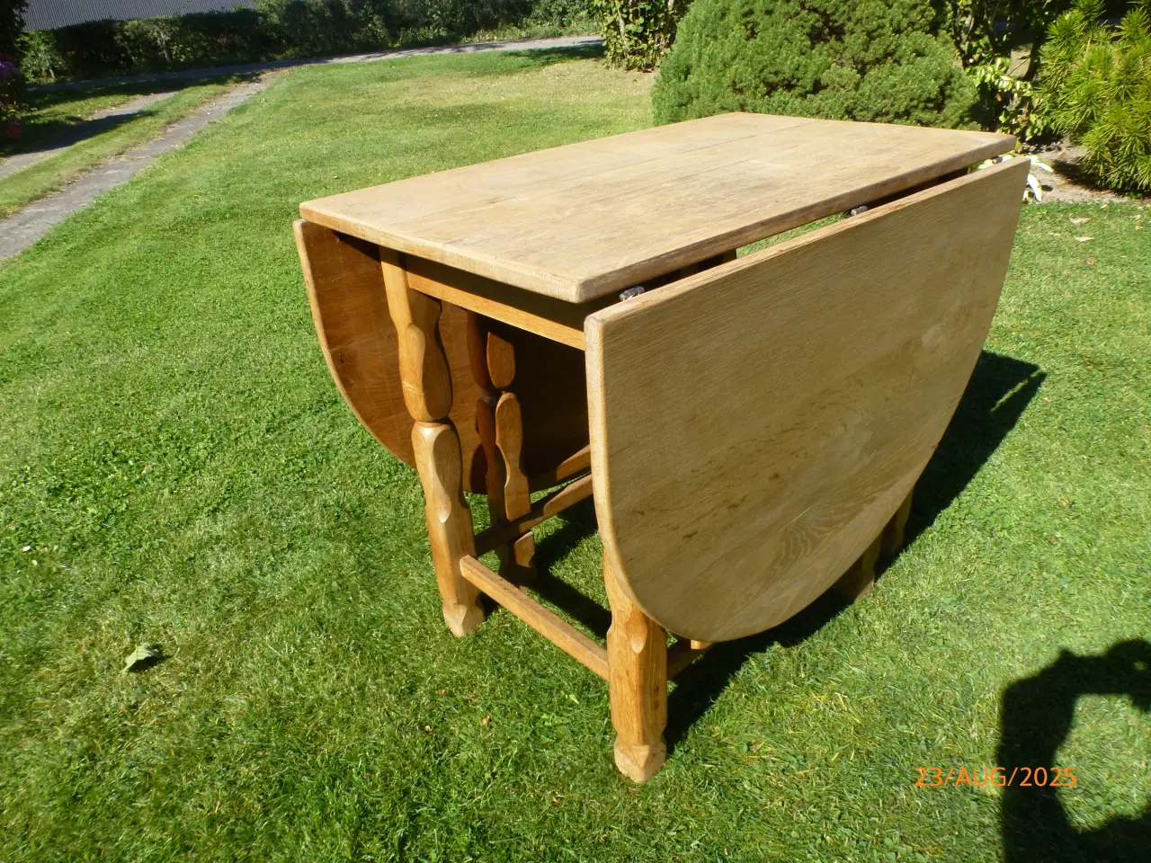 Billede 3 - Spisebord i massivt egetræ