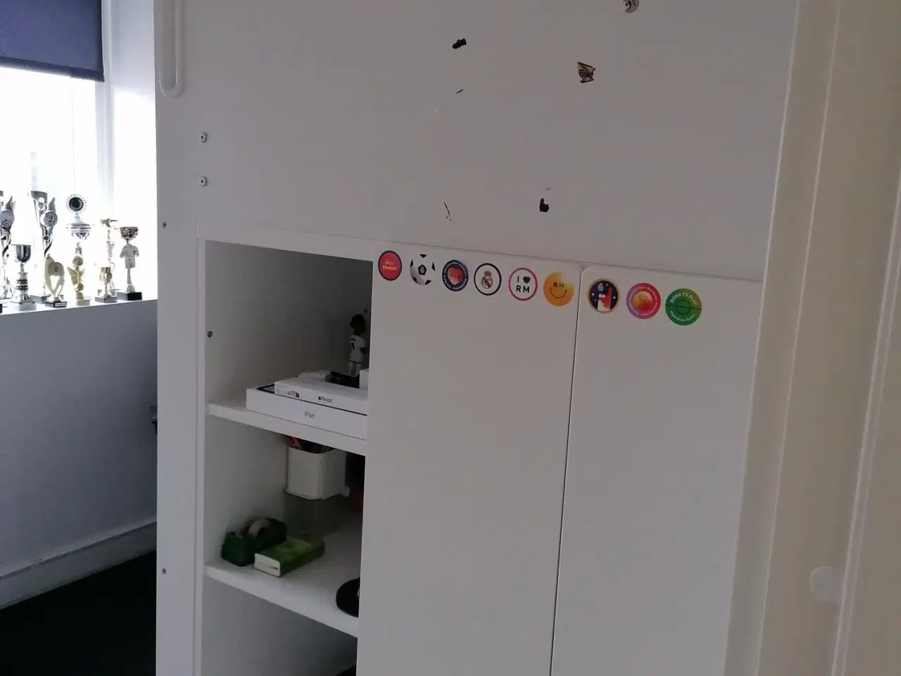 Billede 3 - Højseng m./skrivebord, skuffer og indbygget skab