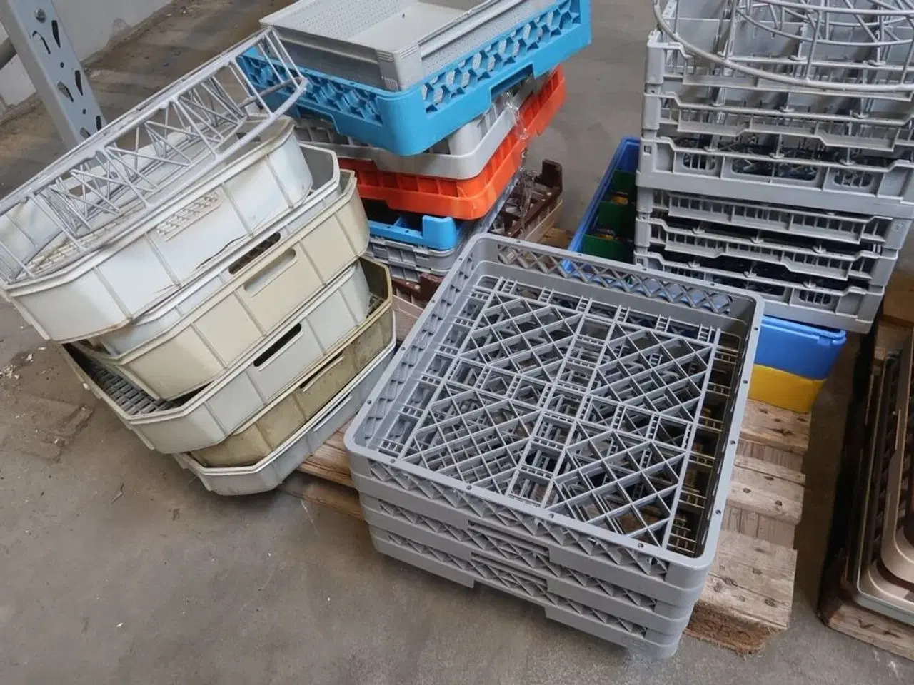 Billede 1 - Div. bakker til opvaskemaskine på palle