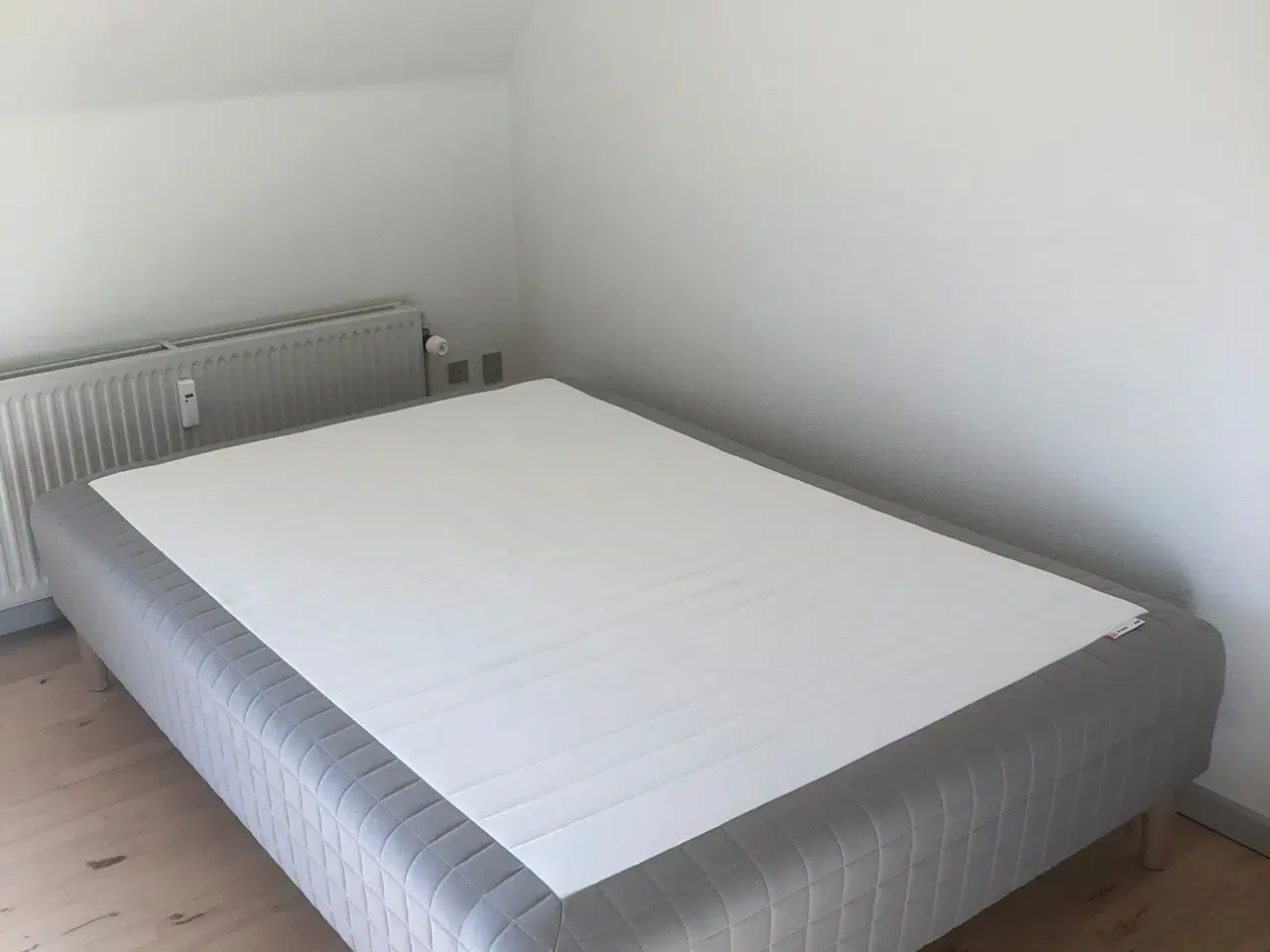 Billede 2 - Bed. Box mattress 140*200 with 5 legs