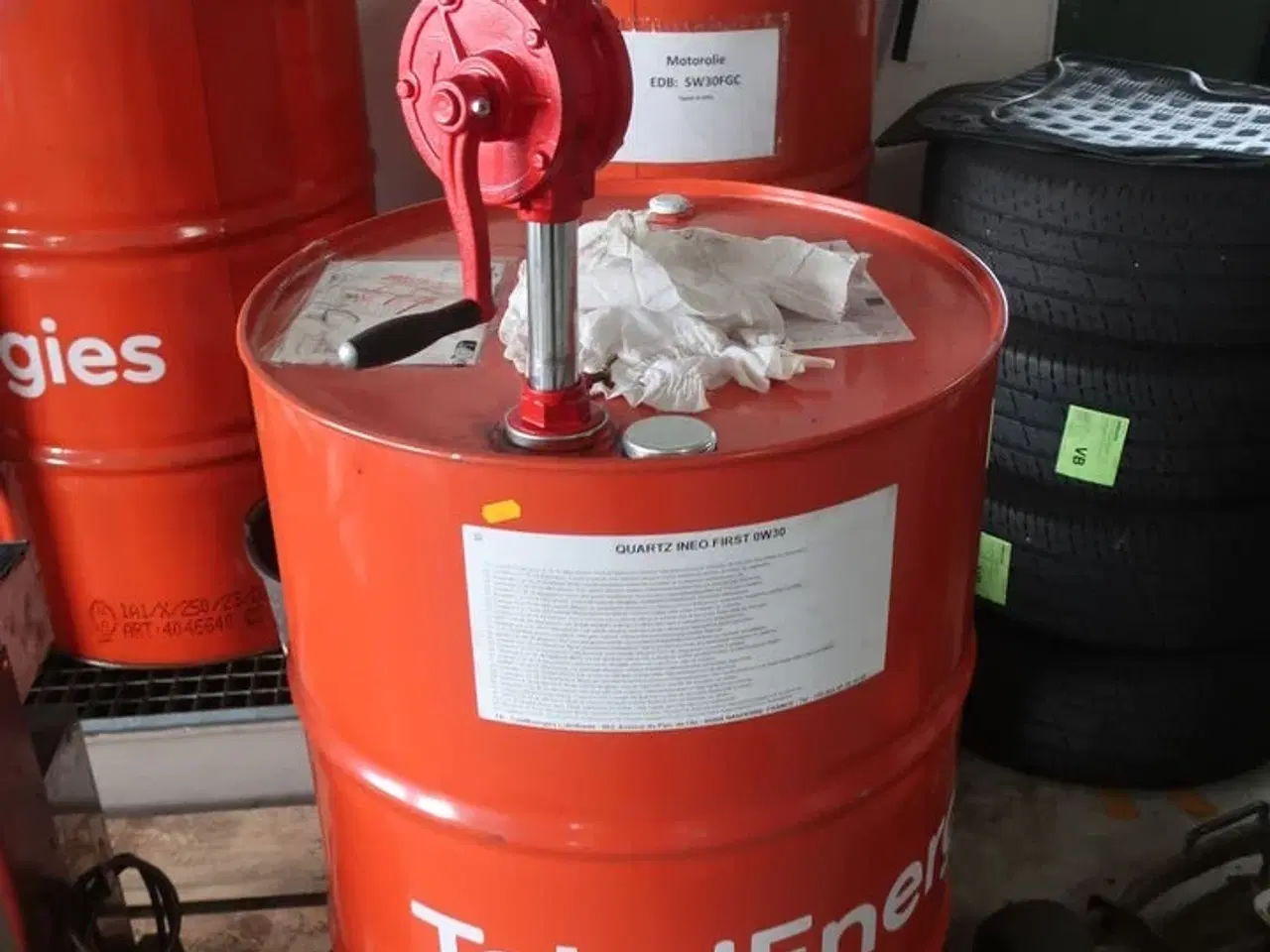 Billede 1 - Cirka 140 liter motorolie QUARTZ INEO FIRST 0W30