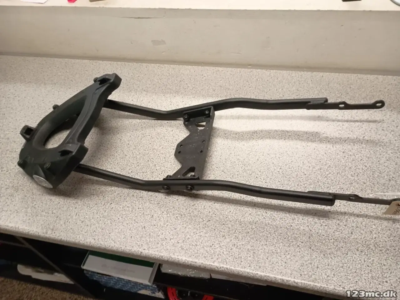 Billede 2 - Givi bagagebærer med topplade, Honda CB500F
