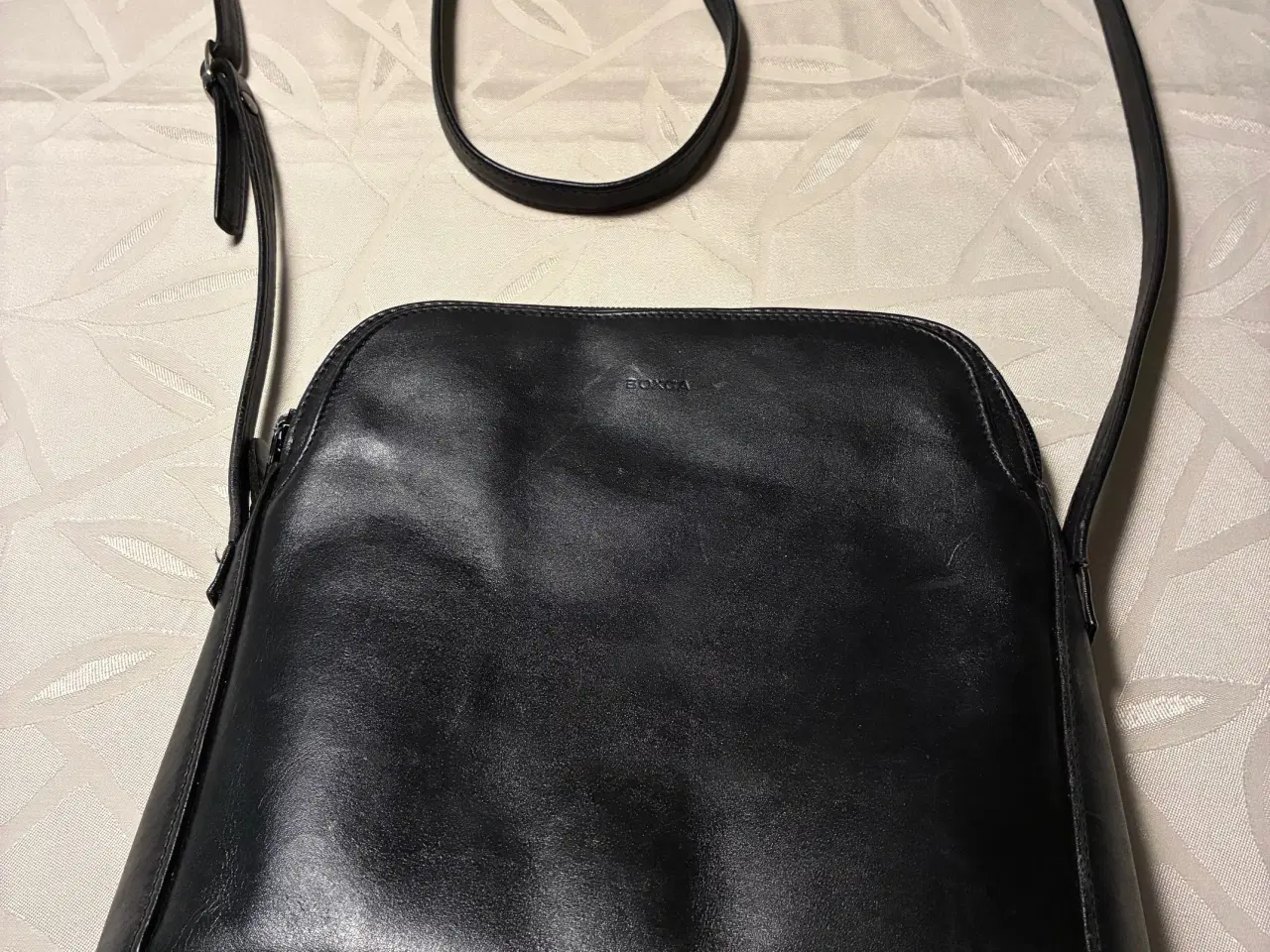 Billede 1 - Sort skuldertaske i læder med 2 rum mærket Boxca