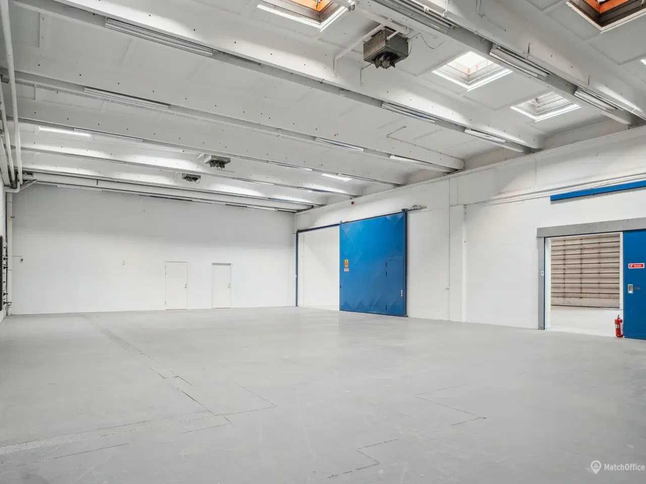 Billede 3 - Lager på 695 m² med høj loftshøjde og to elektriske porte