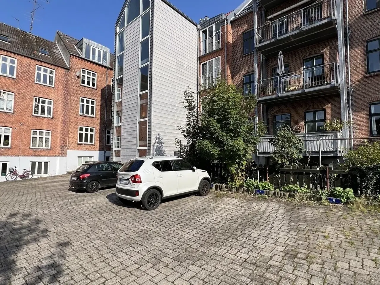 Billede 1 - Ledig parkeringsplads i gård