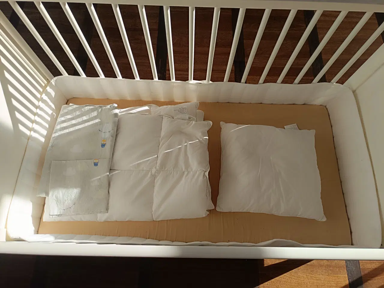 Billede 2 - Fin tremmeseng med madras, sengekant, juniordune +