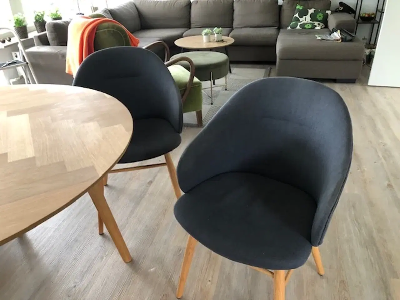 Billede 5 - Skænk, spisebord og 5 stole