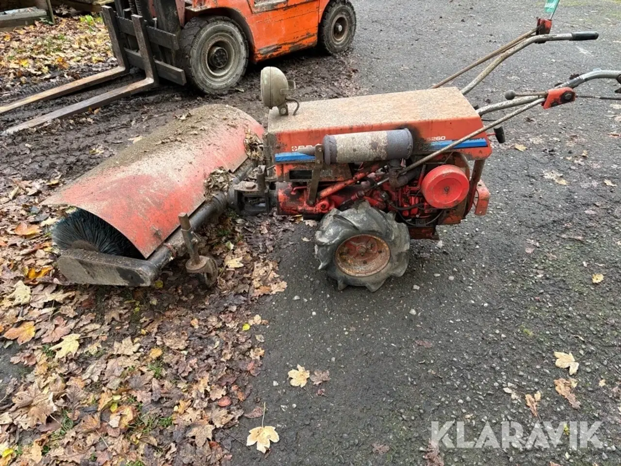 Billede 1 - Redskabsbærer med kost og klippebord GRAVELY 5260