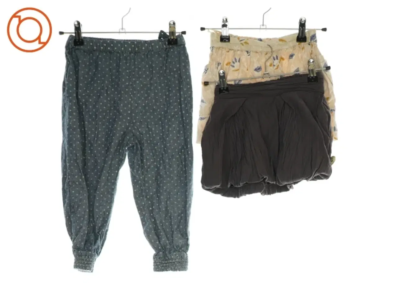 Billede 2 - Bukser og 2 nederdele (Str. 104)