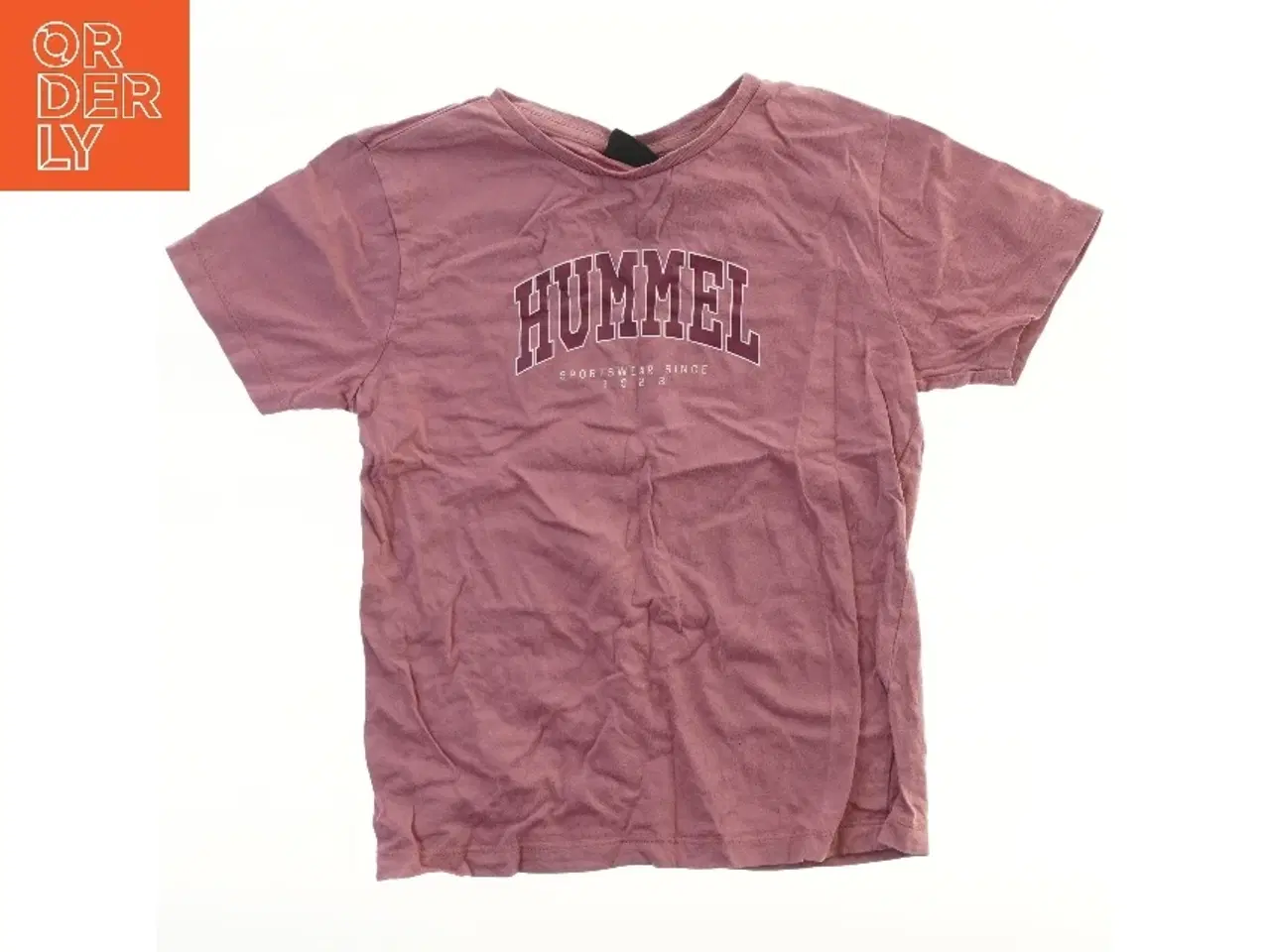 Billede 1 - T-shirt med tekst fra Hummel (str. 122)