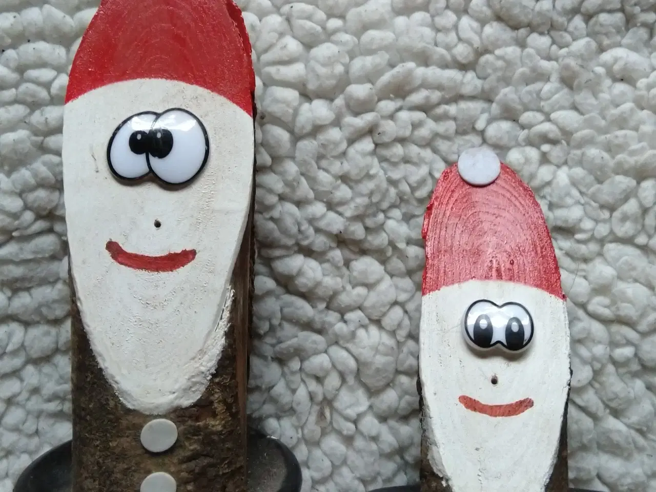 Billede 1 - 2 Træ Nisser med Metal Bund